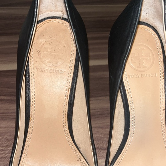 TORY BURCH black leather and suede tortoise bow chase pumps - Picture 16 of 16